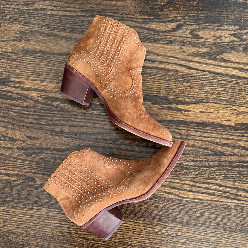 Dolce Vita Studded Tan Suede Ankle Booties size 7.5
